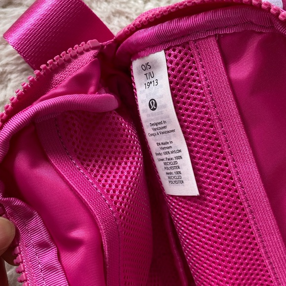 ❤️ Lululemon Everywhere Belt Bag Wordmark Sonic Pink/White NWT - Picture 8 of 10